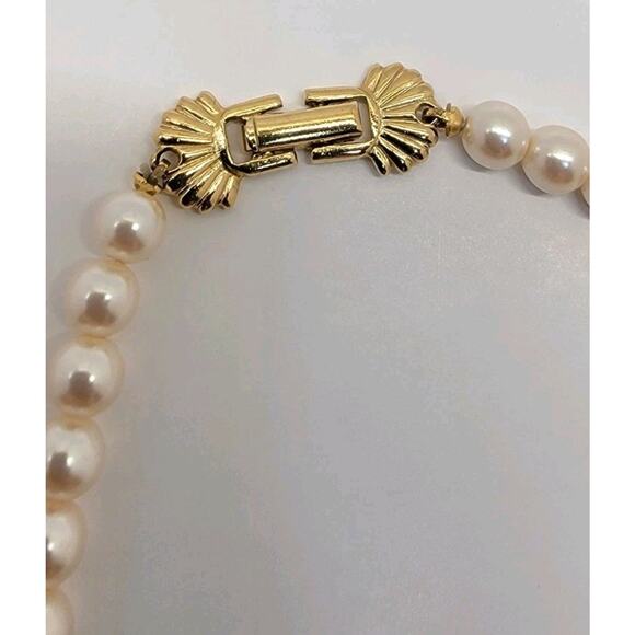 Vintage RICHELIEU Single Strand Faux Pearl Necklace w/Teardrop Estate‎ Find - Picture 3 of 11